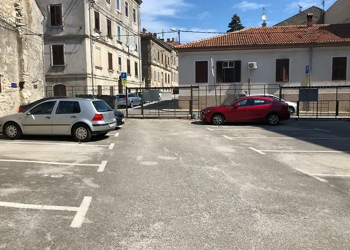 Lägenhet Sweet With Free Private Parking