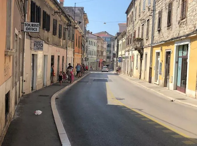 Lägenhet Sweet With Free Private Parking Pula